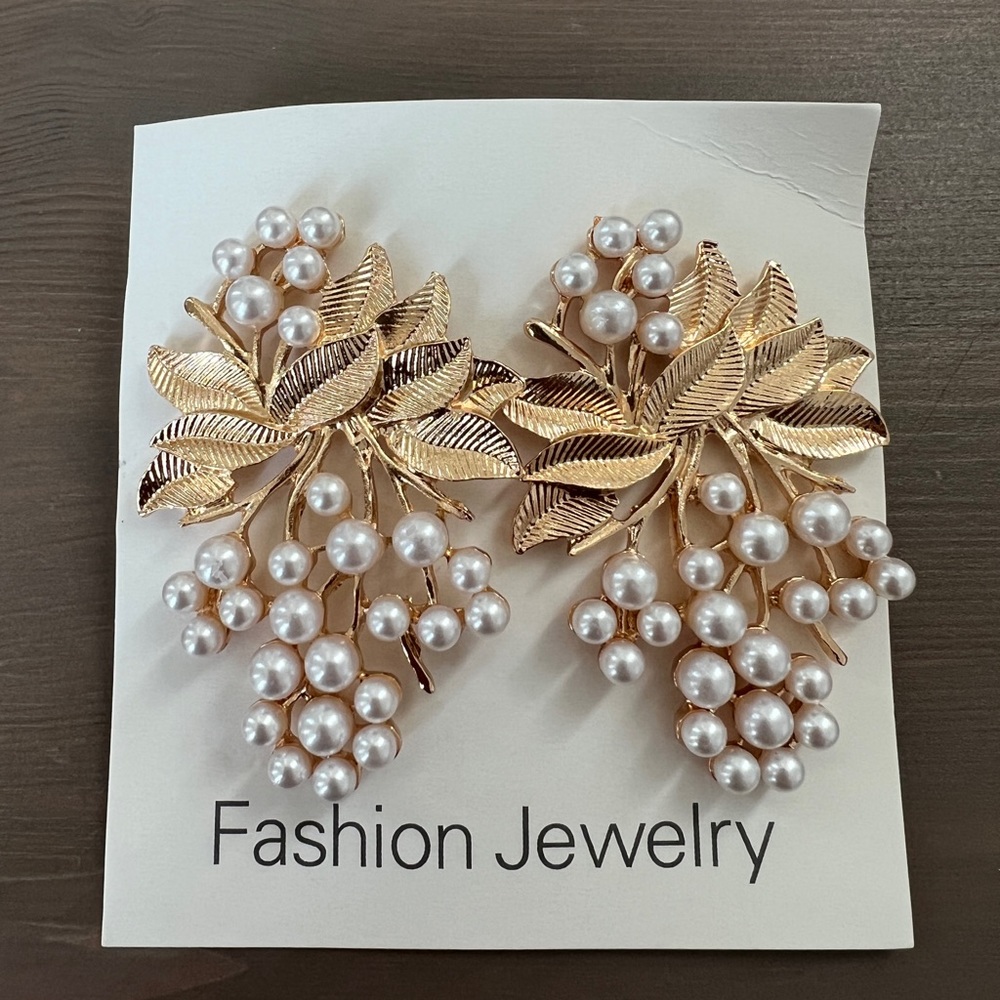 Vintage style gold tone earrings bundle
